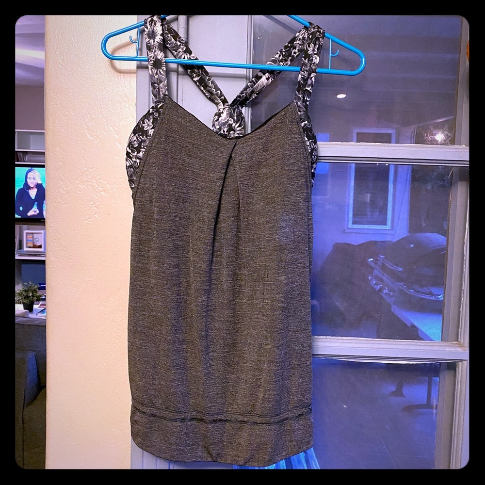 Lululemon women’s built-in bra flowy tank top